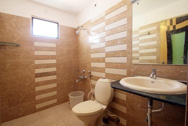 Hotel Seven Hills Inn Тирупати Екстериор снимка